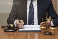 판사가-넥타이를-메고-만년필을-들고-무엇인가를-적고있는-모습