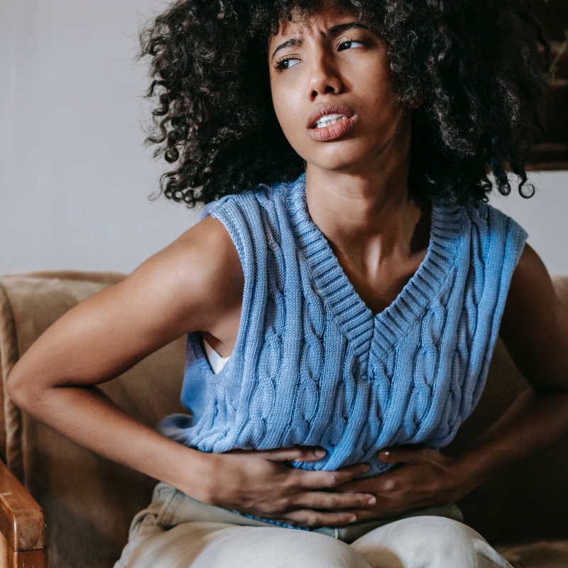 생리통으로 힘들어하는 사람 사진입니다.