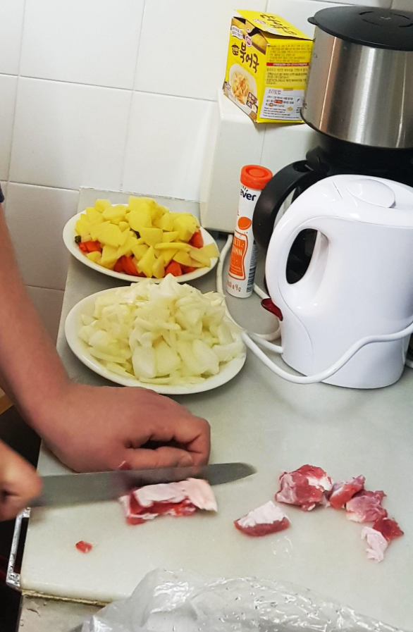 싱크대에서 고기썰기