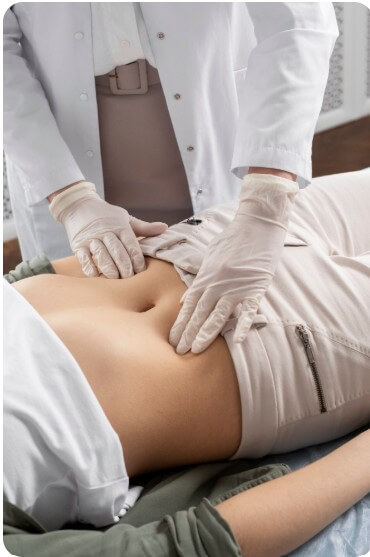 환자의 몸 상태를 점검하는 의사