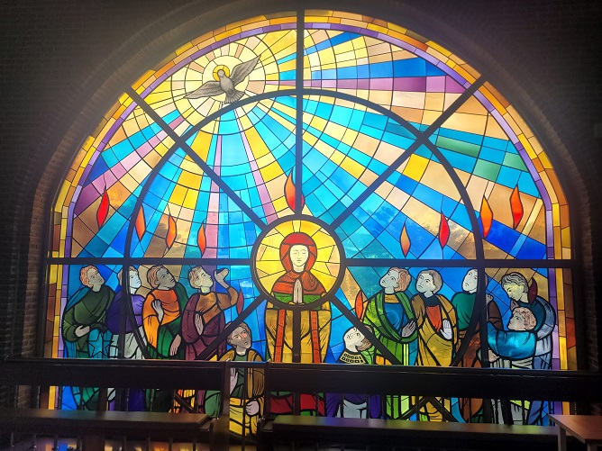 서정동성당 안에 있는 유리화 사진입니다. 성령강림을 그려낸 스테인드글라스입니다.