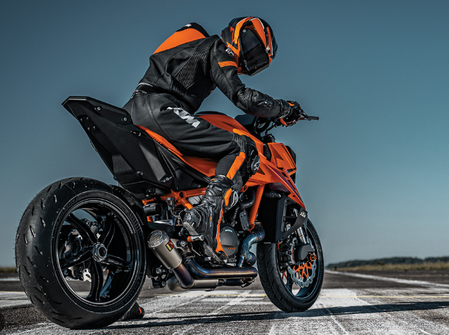 KTM 1290 슈퍼 듀크 R 에보: '더 비스트'의 진화, 압도적인 퍼포먼스와 최첨단 기술의 완벽한 조화