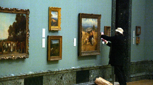 도둑전시를 하고 있는 뱅크시의 모습