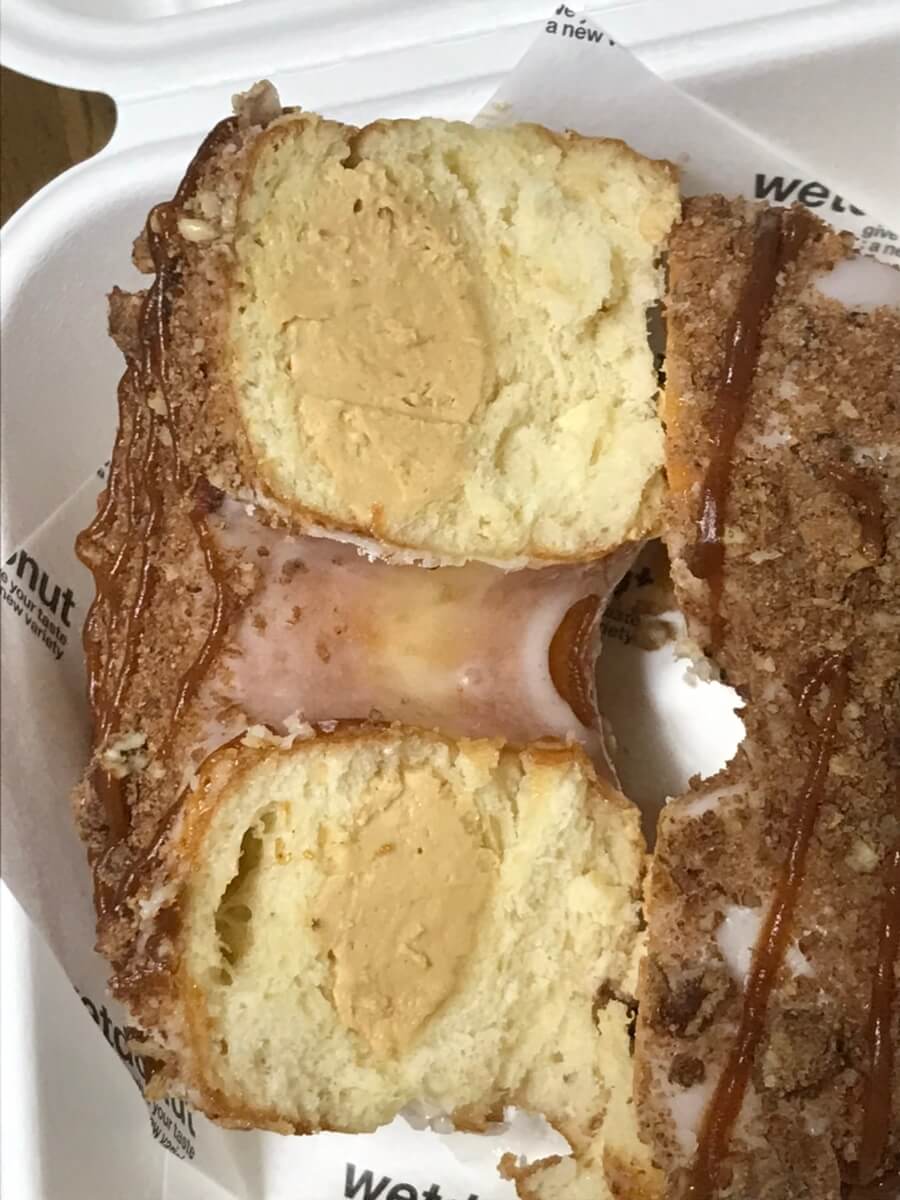 도넛 단면 사진입니다. 링 형태의 도넛 안에 크림이 가득 들어있습니다.