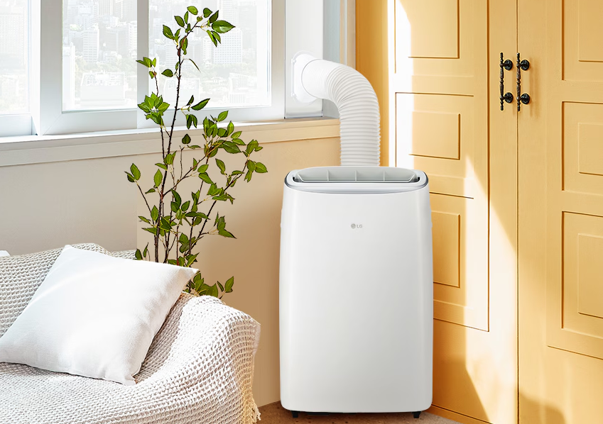 창문으로 연결된 싱글호스와 이동식 에어컨 사진