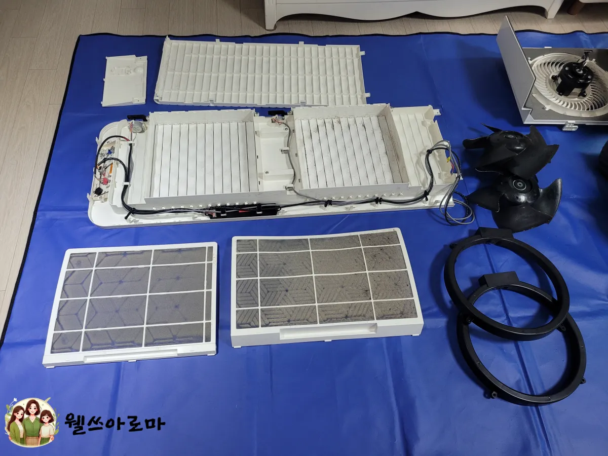 에어컨청소_분해중인모습