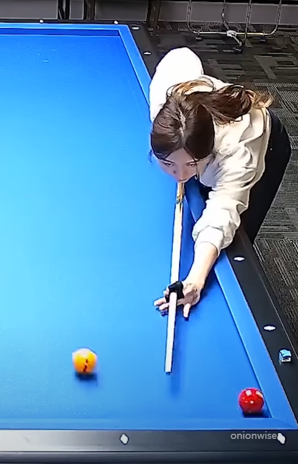 황다연 당구선수의 스토로크 모습
