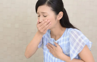 구역질하는 여성