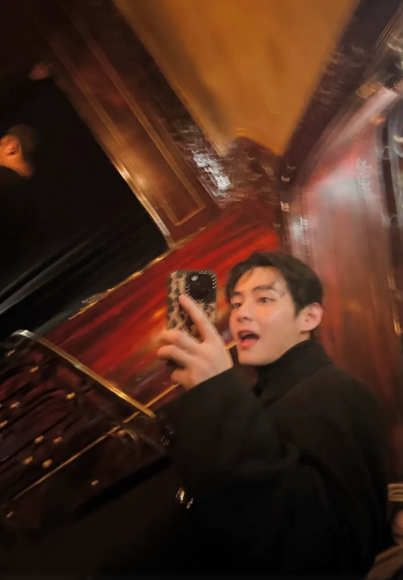 BTS 뷔, 뷔 공항패션, 뷔 패션위크 참석, 뷔 셀린느 패션쇼, 뷔 셀린느 앰버서더, 뷔 셀린느 2026, 셀린느 2026 컬렉션, 셀린느 패션 트렌드, 파리 패션위크, 인천공항 뷔 출국, 뷔 런웨이 룩, 뷔 셀린느 2026 컬렉션, 셀린느 글로벌 앰버서더, 생클루 국립공원 패션쇼, 뷔 패션 아이콘, BTS 뷔 셀린느, 뷔 셔츠 스타일, 셀린느 캐시미어 카디건, 뷔 히로노 인형, 뷔 셀린느 화보, 셀린느 남성룩, 뷔 셀린느 무드, 뷔션위크, Vashion Week, TaehyungXCeline