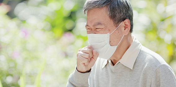 마스크를-착용한-남성-기침