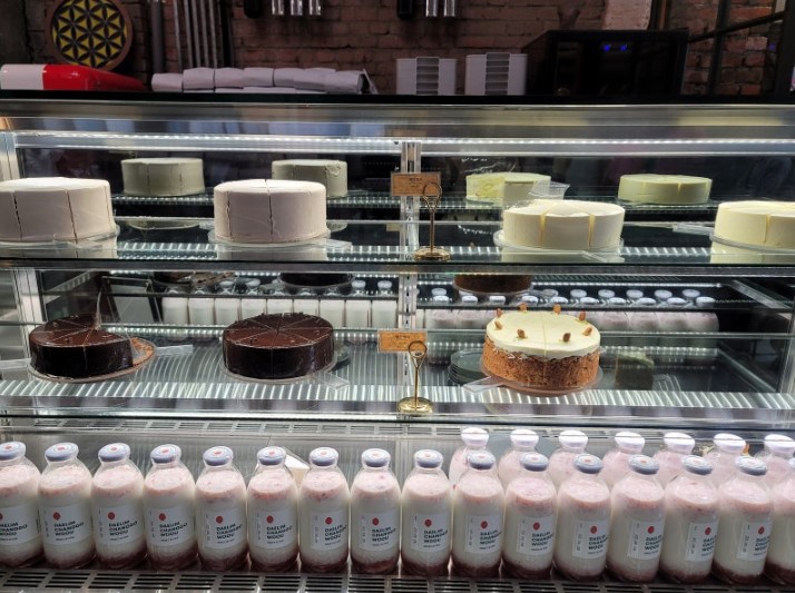 케익과 맛있다는 딸기 우유