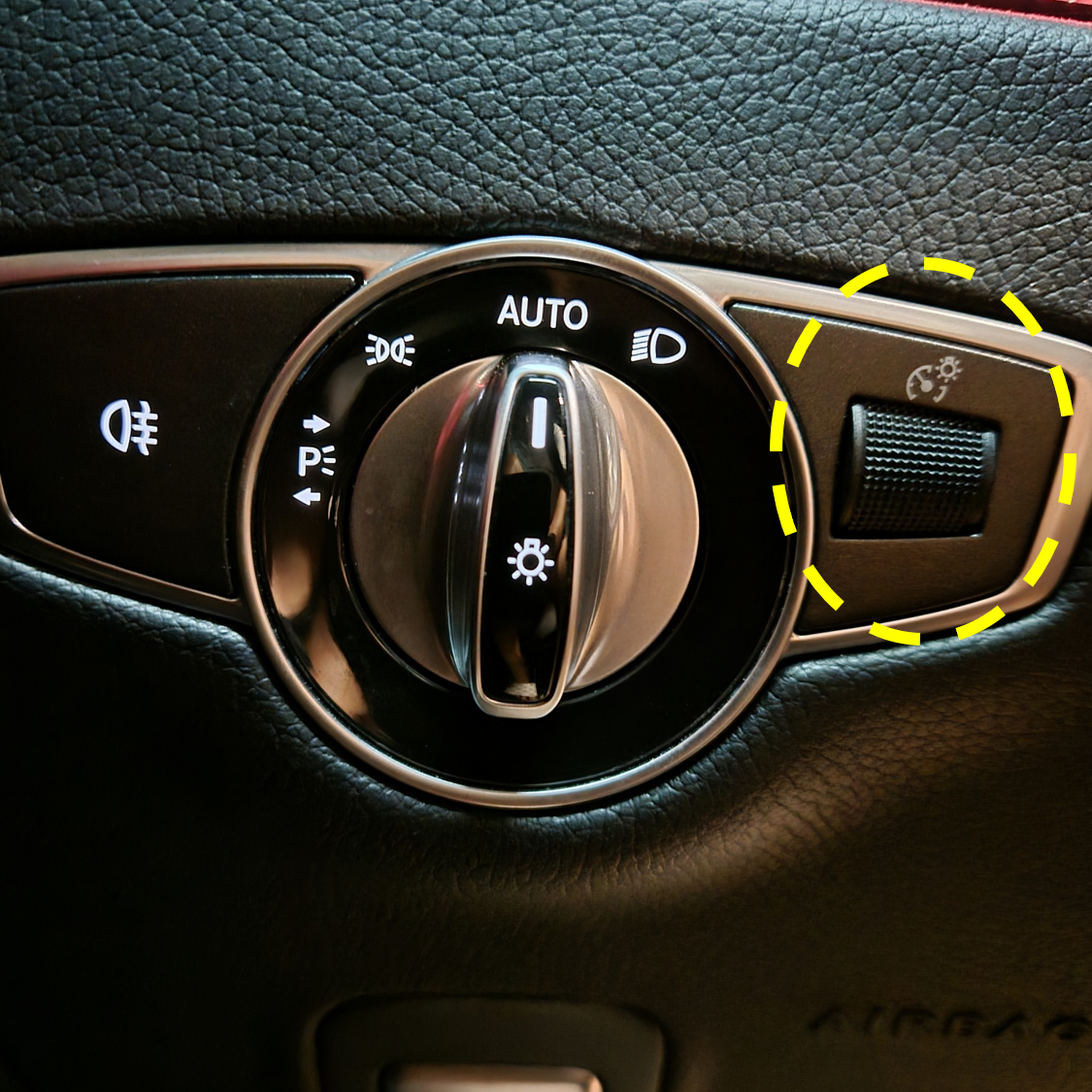 계기판 밝기조절하는 다이얼롤러버튼을 표시하고 있는 사진