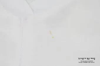 피지 얼룩 식초 분무 후 주방타월로 눌러 빼는법_20