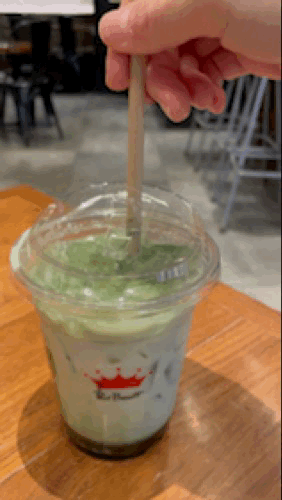 폴바셋 - 제주 말차 카페라떼 음료 섞는 영상