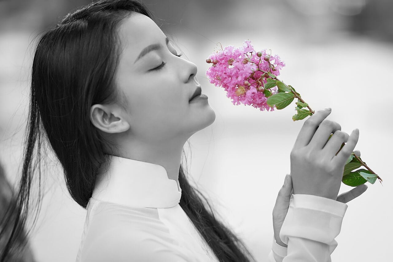 여성이 꽃을 들고 있습니다