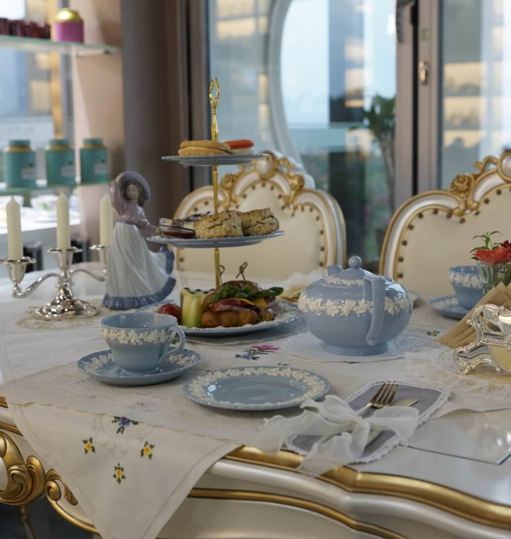 마노르블랑은 2천평이 넘는 정원에 7000여본에 장미와 유럽수국&amp;#44; 동백으로 꾸며진 환상적인 정원입니다