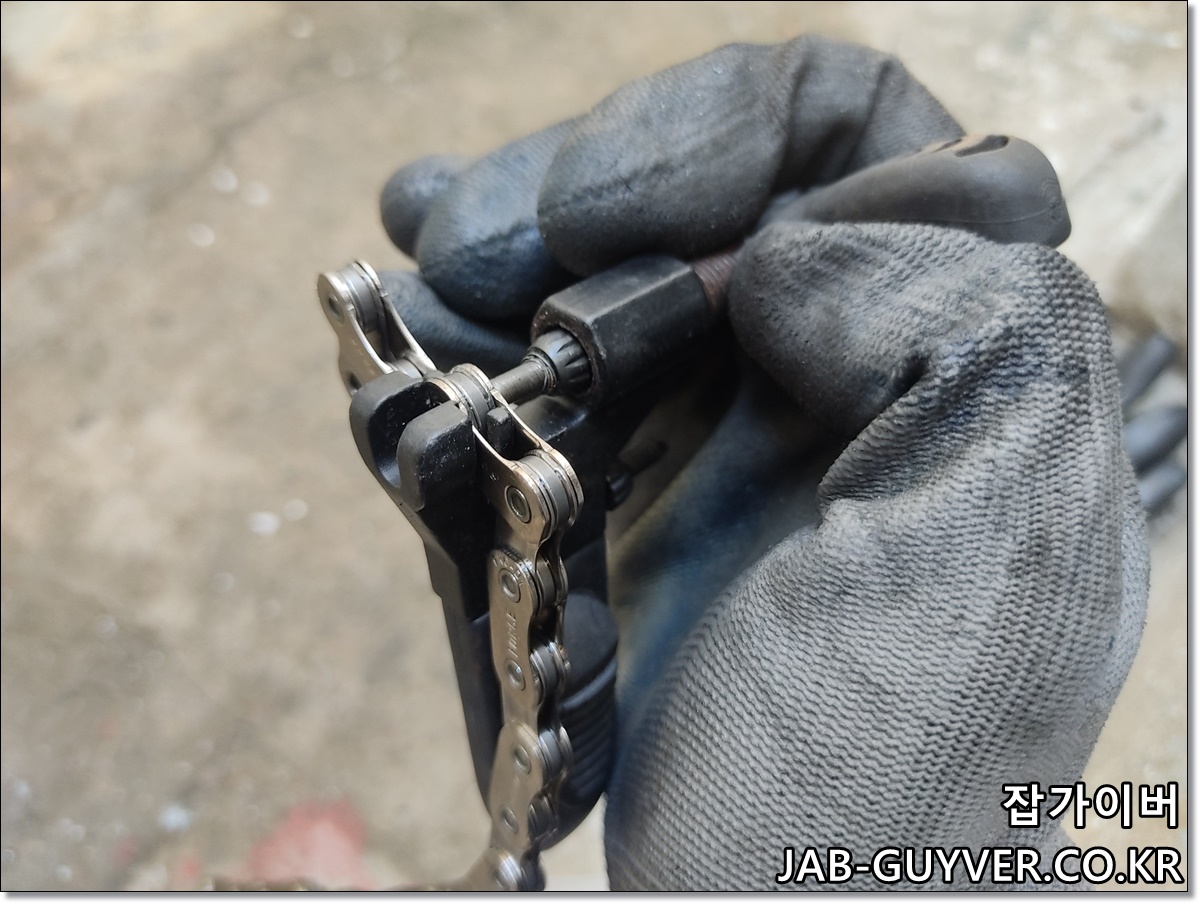 SRAM AXS 새 자전거 체인 링크 수를 확인하고 체인커터로 절단할 위치 표시