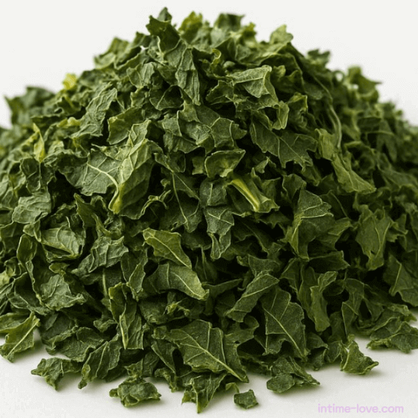 잘게 썰어 햇빛에 말린 콜라드 그린