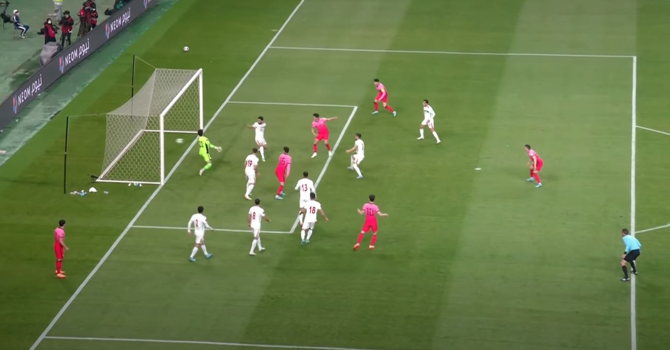 김영광 선수가 논스톱 슛을 하는 장면