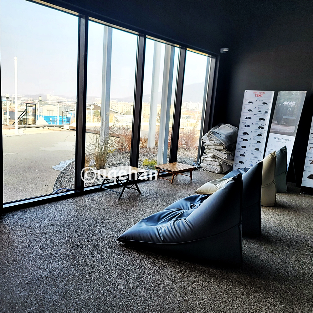 모씨 카페 루프탑 외부에 텐트가 설치되어 있다.