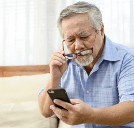 의자에-앉은-노인