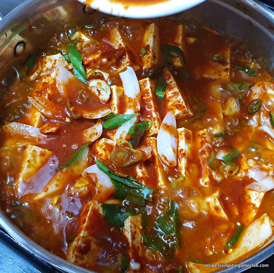 두부조림을 하는 도중에 남은 양념을 한 번 더 넣어 주는 사진