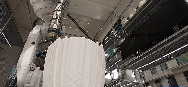 백화점에서 채용한 친환경 업싸이클링 로봇 VIDEO: Selfridges recruits an 8ft 3D-printing robot to transform pollution