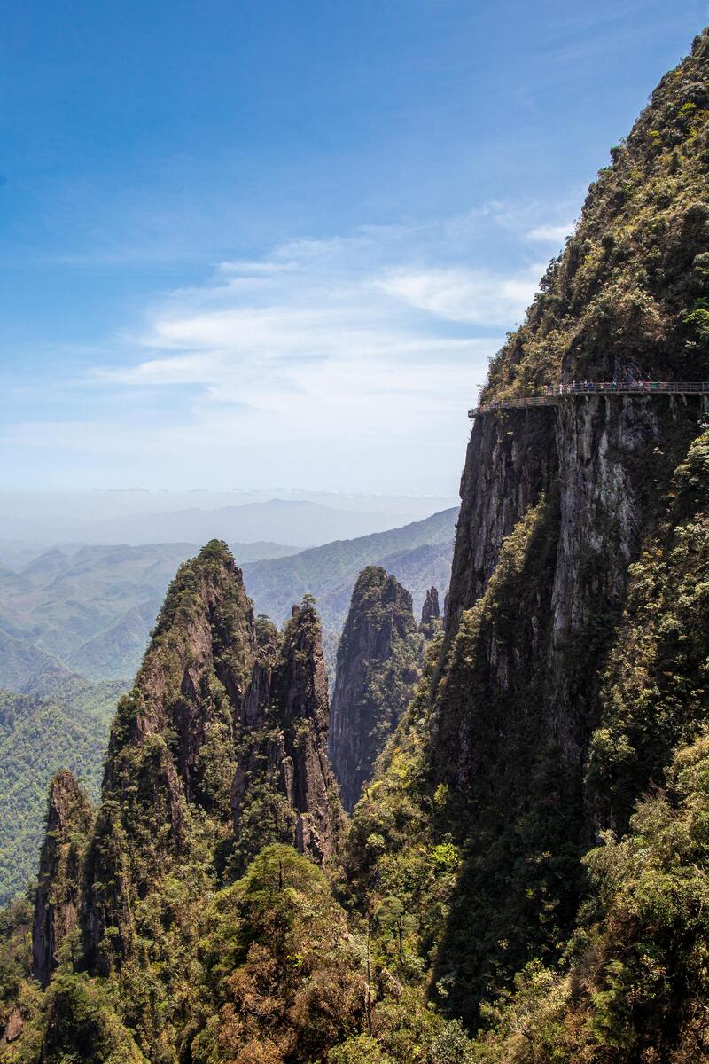 높이 솟은 절벽에 설치된 잔도길을 따라 걷는 장가계 천문산 절경