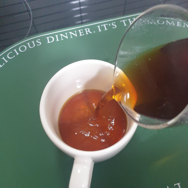 왼쪽 컵에 커피를 붓는 중이다.