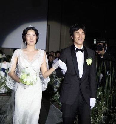 배우 이선균과 전혜진의 결혼식 장면