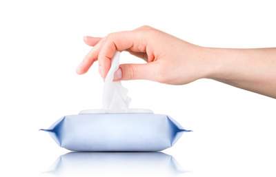 물티슈를 한 장 뽑고 있는 오른손.