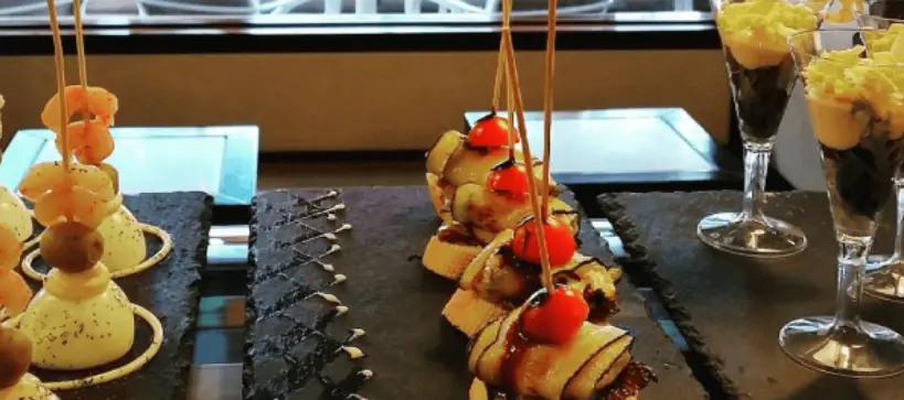 핀초의-모습인데-다양한-과일들로-만든-핀초들의-모습으로-디저트처럼-화려하다