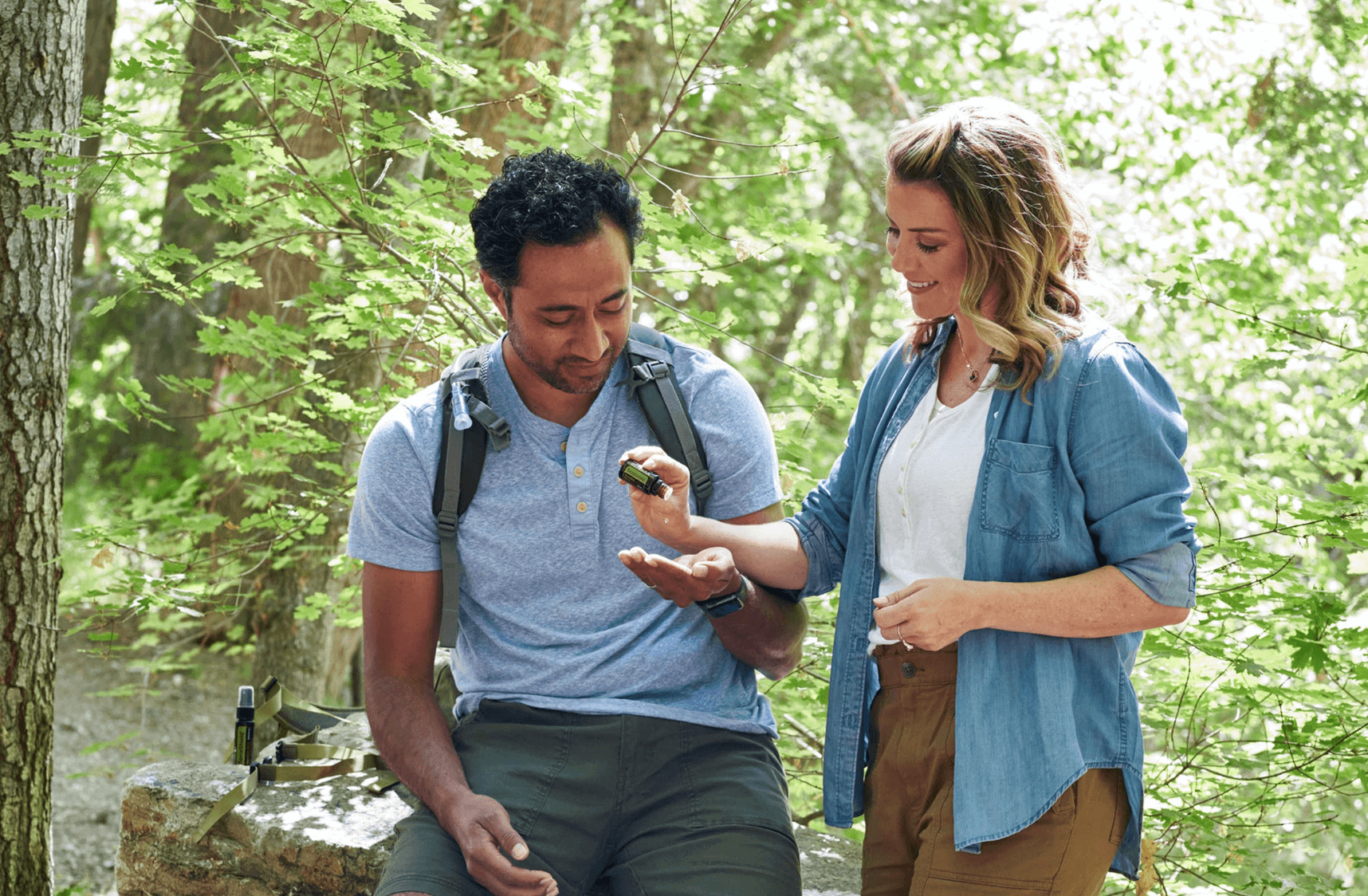 숲속에서-약을-나누는-남자와-여자