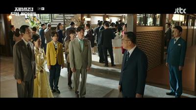 셋째 아들이 자식들과 인사하러 왔지만 가족으로 받아들이지 않는 진양철 회장의 모습입니다.