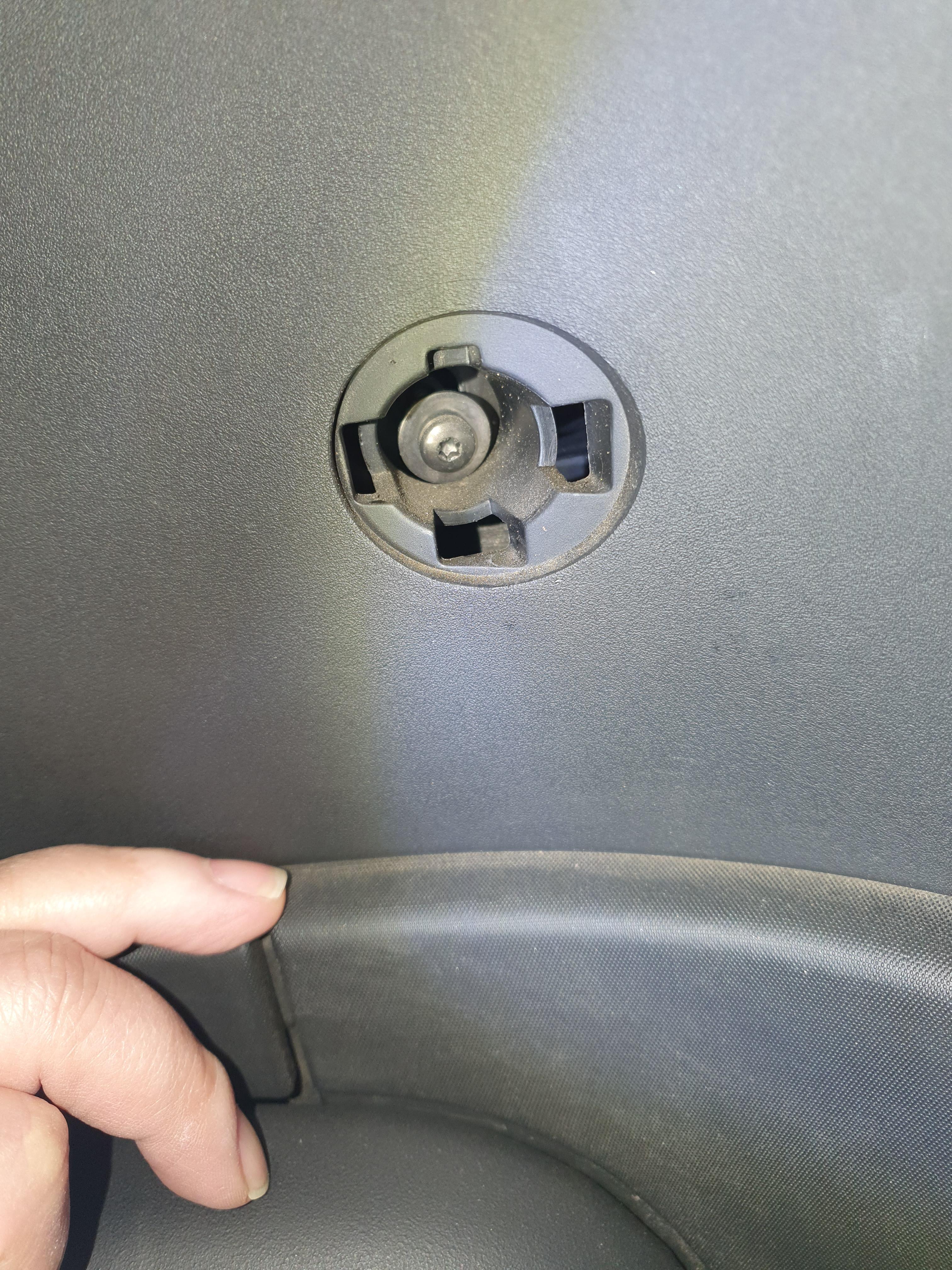 트위지 브레이크등을 고정하고 있는 별볼트