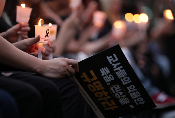 &#39;서이초 사망교사 49재 추모 촛불집회&#39;에서 참석자들이 촛불을 들고 있다. [사진=뉴시스]