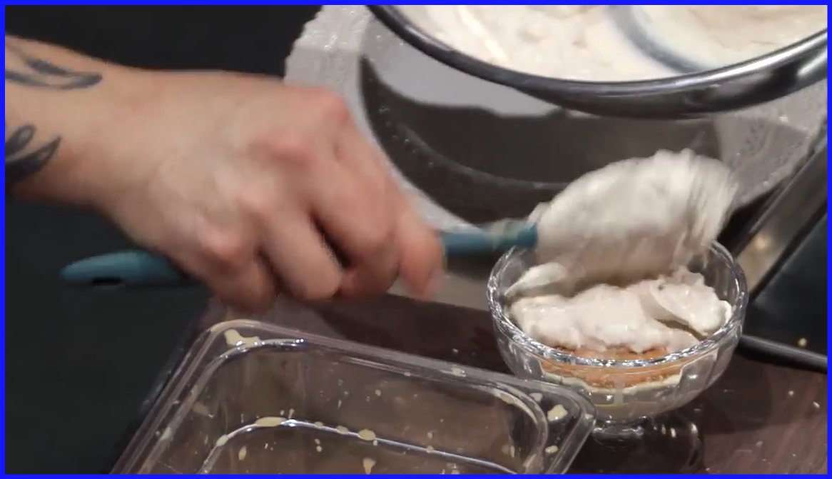 식은-밤퓨레와-생크림을-섞어서-티라미수의-베이스를-만들어-다이제스티브-위에-올린다