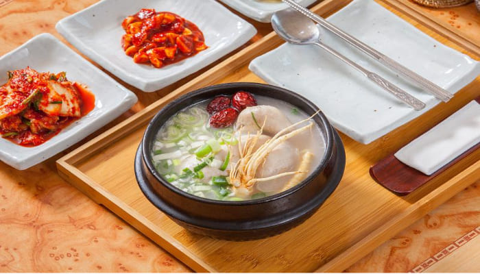 한식 식당에서 소비쿠폰으로 즐길 수 있는 삼계탕 상차림