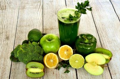 간 해독을 돋는 시금치 케일 사과 레몬을 넣은 주스