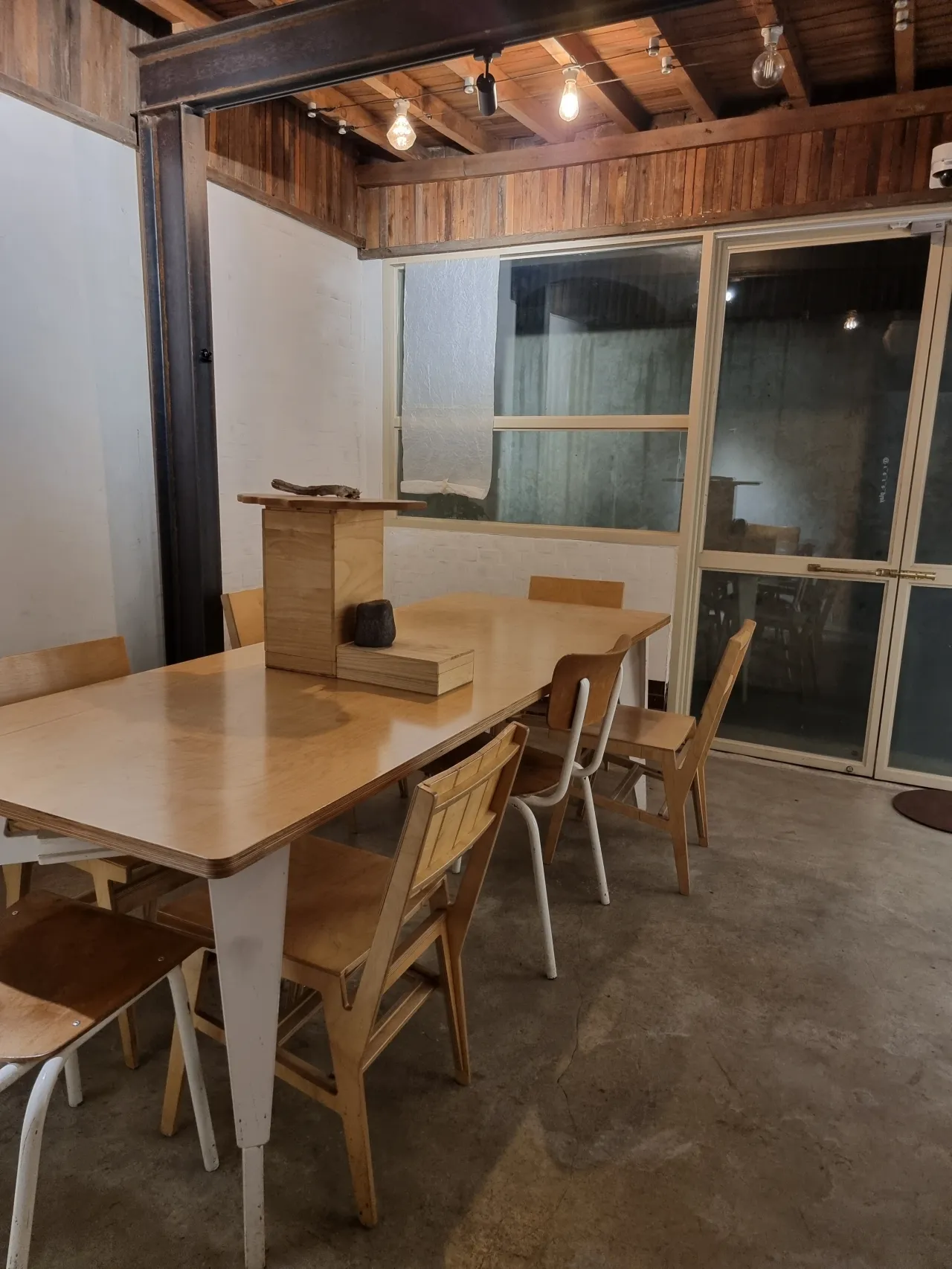 벽면-창문-나무-테이블과-의자