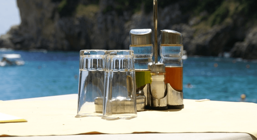 식초와 함께 놓여 있는 여러 가지 양념 사진 - 3