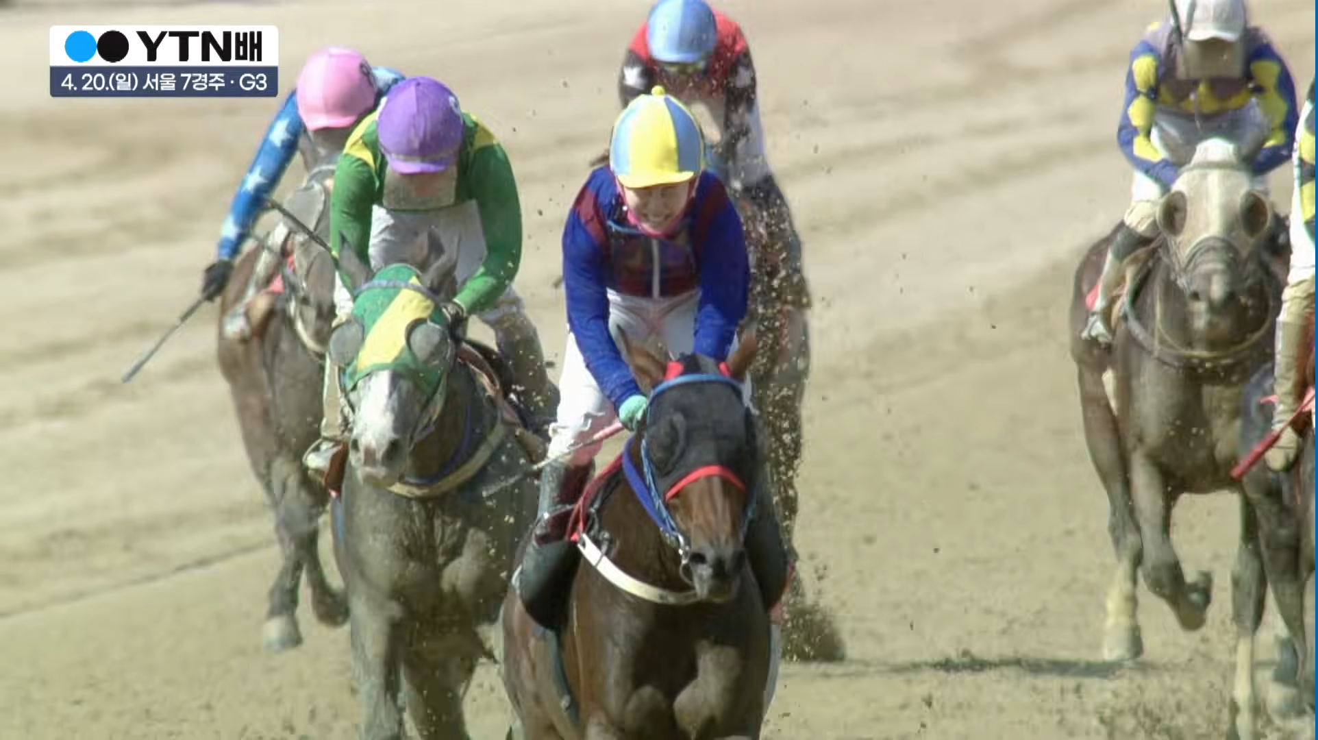 2025년 YTN배 대상경주 우승마 글로벌히트와 김혜선 기수의 결승선 통과 장면