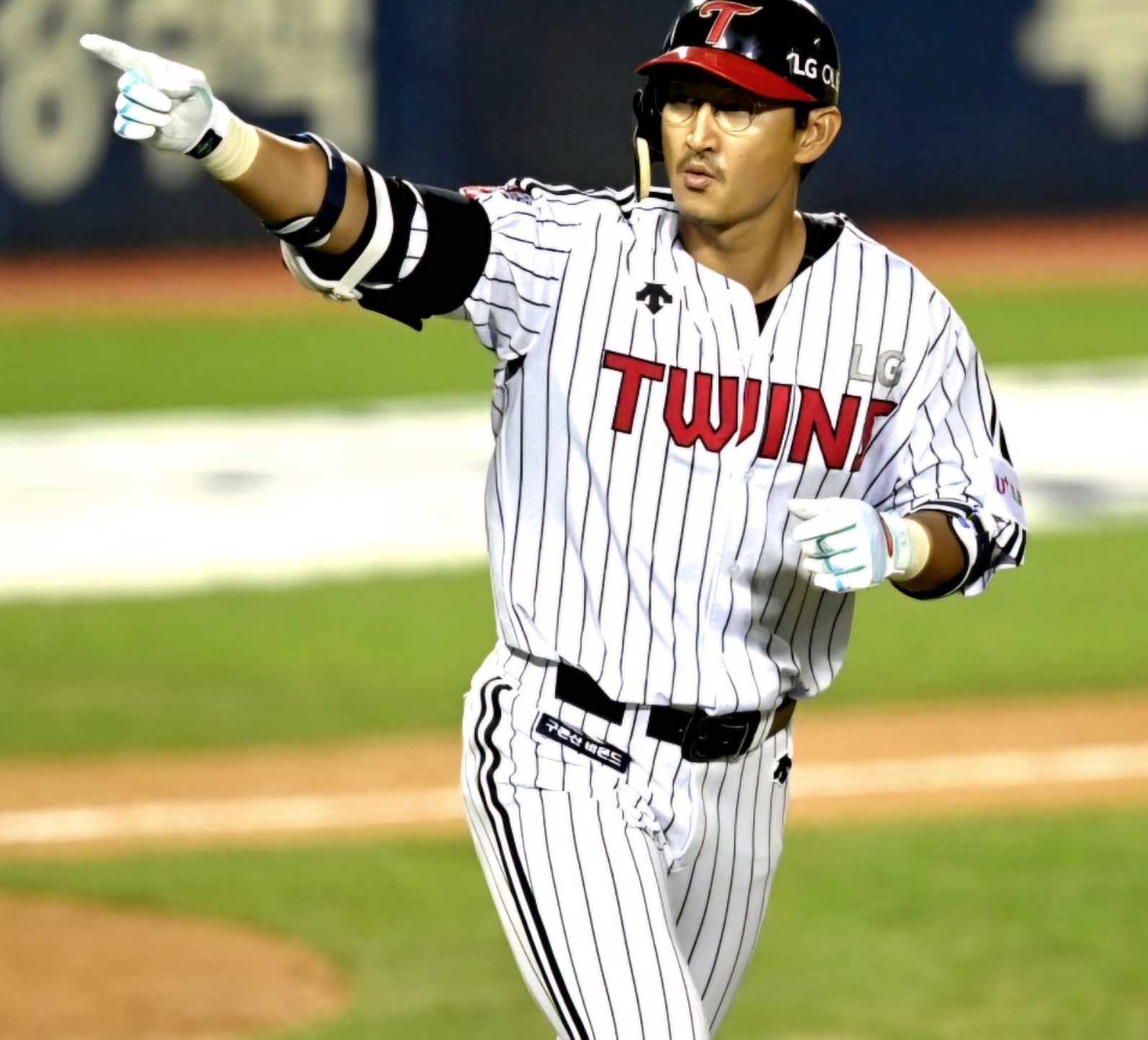 박용택 선수가 손가락을 펴고 달리고 있다.