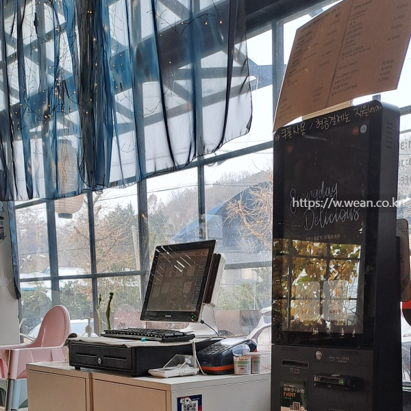 주문 키오스크가 있어요.