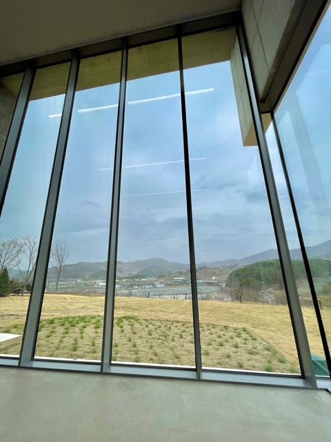 카페-소우모우-맨-앞자리로-오면-통유리창-뷰를-볼수있습니다.