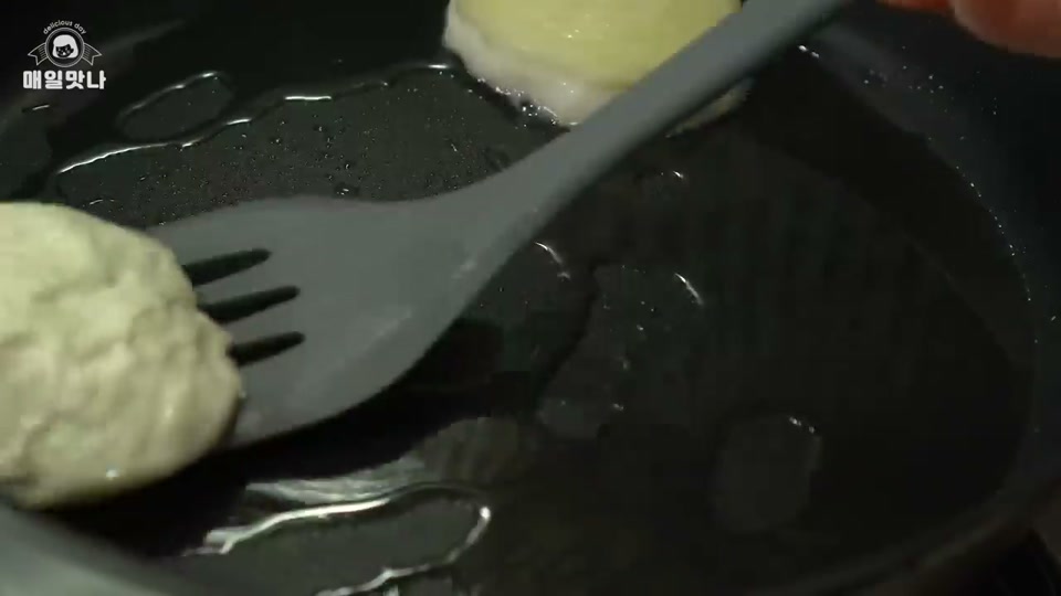 팬에서 호떡을 뒤집어 누르는 장면