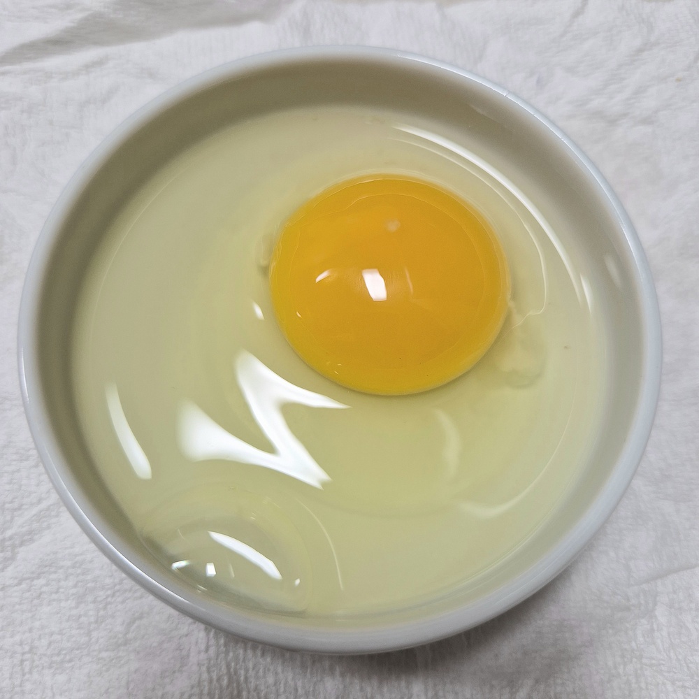 오래 보관한 계란을 깨서 노른자와 흰자 상태를 확인한 모습