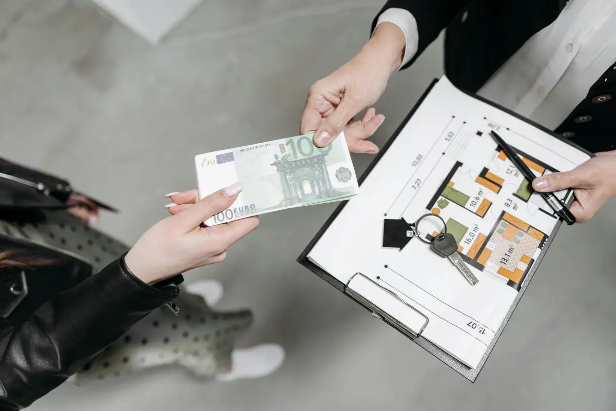 비용을-지불하고-계약을-하는-사진