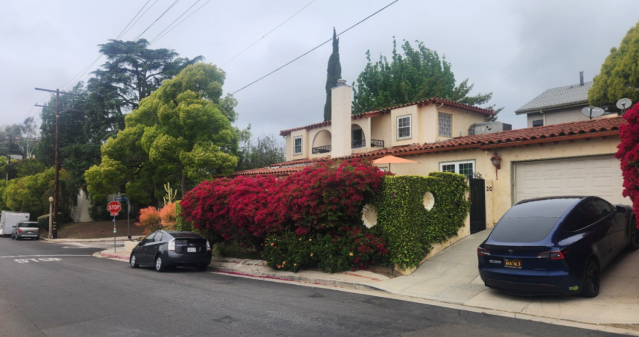 "부겐빌레아가 가득 피어난 실버레이크의 조용한 스페인풍 주택가 거리" 사진