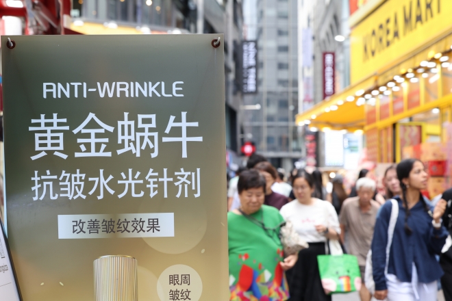 중국인 단체관광객 ‘유커’의 무비자 국내 관광이 29일 시작됐다. 국내·외 전담여행사가 모객한 3인 이상 중국인 단체관광객은 내년 6월 30일까지 비자 없이 15일간 국내 관광을 할 수 있다. 사진은 지난 7일 관광객들로 북적이는 서울 명동 거리.